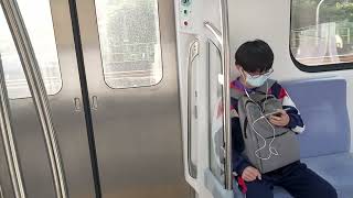 1128次苗栗發車經由山線開往基隆的銀綠色微笑號EMU900型十輛一編組EMU907區間車，和261次蘇澳發車經由宜蘭線開往樹林的DR2800型九輛編組柴聯自強號