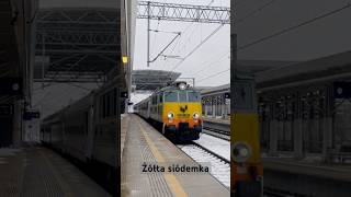 Żołta siódemka, EP07 w drodze do Krakowa Głównego #train #trainspotting #railway #rail