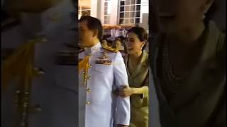 พระคู่บุญบารมี พระองค์ทรงน่ารักกันมาก ทรงยิ้มพูดคุยกับราษฎรอย่างน่ารัก #ในหลวง #พระราชินีสุทิดา