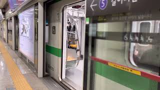 Seoul Metro Line 2 3rd new car 2088F arriving \u0026 leaving with Musical Horn