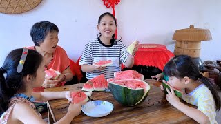 Spend 100RMB to buy 2 watermelons, big and sweet,Yike eats all the skin