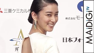 武井咲、まるでウエディングドレス！　美背中見せで産後初の公の場