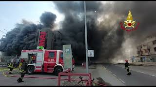 Incendio divora i magazzini Aumai di Conegliano