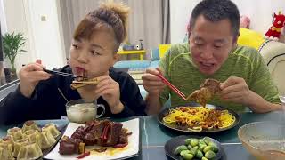 真是个贪吃的家伙，什么都不放过啊#eating show#eating challenge#husband and wife eating food#eating#asmr eating