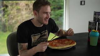 Pewdiepie Shows The Correct Way To Eat Pizza!!!(Italians Approve it)