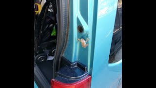 私の愛車のリアハッチの隙間に入り込んでしまったカエル。a frog which hide itself into a small space of my car's rear hatch.