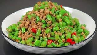 Stir-fried minced meat with green beans is a perfect match. It goes well with both wine and rice.