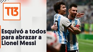 La insólita escena de hincha chino que invadió la cancha, abrazó a Lionel Messi y burló la seguridad