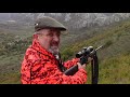 michel coya abate un gran jabalí en montaña.