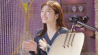 小芝風花、カラフル空間でウキウキ、CM撮影「OK」の瞬間無邪気に手を叩き満面笑み キャンメイク新CM「グロウフルールチークス 新作お披露目篇」、メイキング