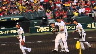 2014.10.11　甲子園ＣＳ第１戦　試合終了ハイタッチ