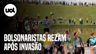 Bolsonaristas radicais rezam após invasão ao Congresso Nacional, em Brasília