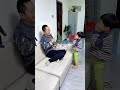 爸爸又在睡懒觉，逗逗他！ cute baby cute 呆萌小米宝 聪明宝宝 萌娃