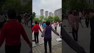 中国大妈们大白天跳广场舞