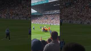 Leeds Fans Celebrate Pitch Invader Fight 😂🥊