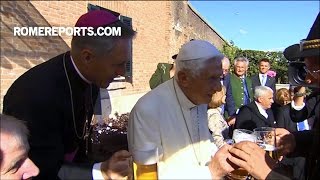 Đức Benedicto XVI uống bia mừng sinh nhật thứ 90 của ngài