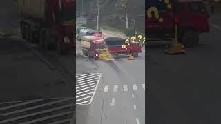 不要过来呀，大货车司机犯困撞上前方小货车。#交通安全