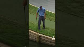 MATT KUCHAR’S IMPOSSIBLE ONE HANDED SHOT ON THE 17TH HOLE AT THE PLAYERS!#shorts #viral #youtubegolf