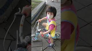 [育兒紀錄][VLog]小樹騎腳踏車-去幼兒園 (上路吧孩子)