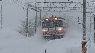 大雪の滝川カーブを通過する721系普通列車　特急ライラック　特急オホーツク　特急宗谷　　　　　　　　　　　　　　　　　［＠JR北海道函館本線］　#JR北海道  #函館本線   #踏切