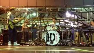 Niall Horan tocando el bajo y Josh Devine tocando la bateria.