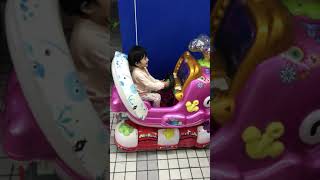 小花寶寶坐電動搖搖馬42Little flower baby sitting on electric rocking horse42