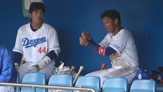 郡司の犠飛で生還した加藤翔平が郡司が打った瞬間のマネをしてるっぽい場面（2023年2月20日）