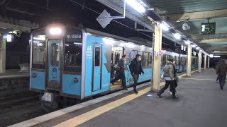 夜の浅虫温泉駅に到着する青い森鉄道線上り701系