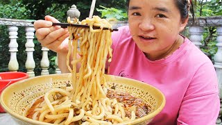 Sister Miao makes a big bowl of pork noodles, and there is no soup left.