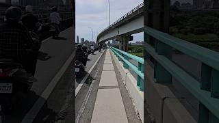 Walking along Taiwan Zhongxing Bridge (Taipei → New Taipei Sanchong) 走在中興橋上，從台北萬華往新北三重走......