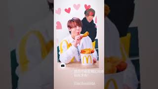 【姜濤完美示範點樣玩麥炸雞姜濤盒上QR code📱】要食就成桶🍗大大啖食！👿😋 得意到呢！應該無人cute得過佢囉！👍😍  🍑🍑：我得今個星期出現咋，玩咗未呀？😙🍬：2個🍑都咁可愛，對眼👀好忙呀😍😆