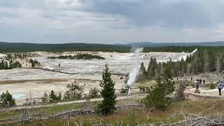 黄石公园间歇泉，Yellowstone national park geyser