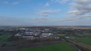 Rundblick aus der Vogelperspektive, aufgenommen mit der DJI Air 3 in 4k.