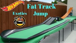 Hot Wheels fat track mega jump and super curve exotics tournament race