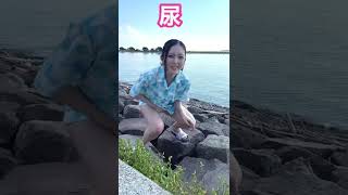 【绝望的小便】在海里尿裤子的日本女孩。