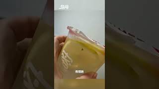 顾客称在蜜雪冰城买2杯柠檬水都有飞虫 店方：夏天小飞虫太多