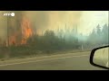 incendi in canada fiamme e fumo su un autostrada a yellowknife