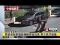 男騎滑板車撞路邊轎車後逃逸 車主氣炸報警@newsebc