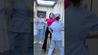 我跟子怡谁跳的好呢 #凤舞九天 #下班后的日常 #shorts #dance #viralvideo #music #douyin #tiktok #nursesdancing