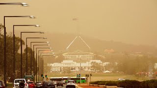 Fast-moving blaze threatens Canberra homes