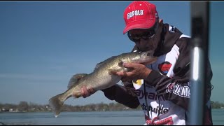 Csf 33 03 Jigging Walleye