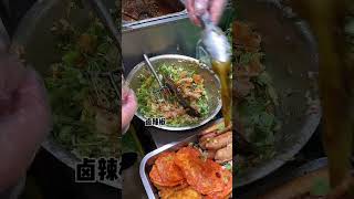 东北街头大饭包，各种青菜酷酷一顿加，要两只手捧着吃！ #东北大饭包 #路边摊美味