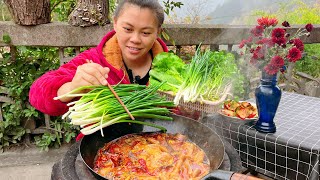 Today eat bacon hotpot今天洗了一塊老臘肉，加堆辣椒做爆辣火鍋，配著酸蘿蔔把菜吃到飽