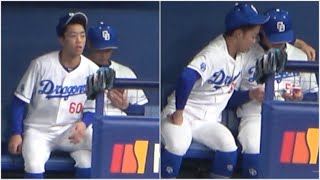 選手名鑑を熟読する加藤翔平に構ってもらいたい岡林（笑） (2023/05/11)