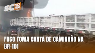 Caminhão pega fogo na BR-101, próximo à entrada de Ilhota, em Santa Catarina