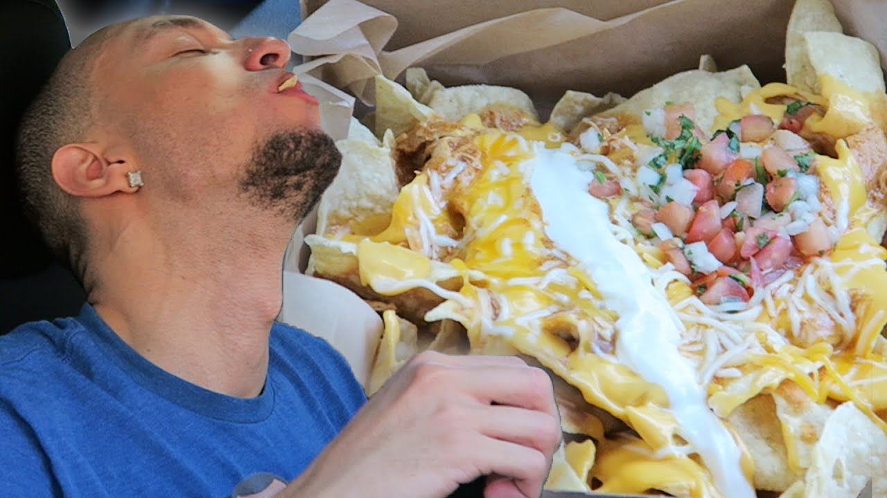 Taco Bell $5 Grande Nachos Box Is Back! Food Review - YouTube