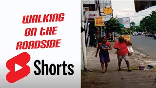 Berjalan di pinggir jalan #yametkudasi #viral #youtube #youtubeshorts #shorts #pemulung