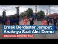 Emak-emak Berdaster Jemput Anaknya di Tengah Aksi Demo di Samarinda, Kalimantan Timur