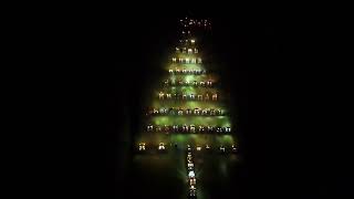 Il bellissimo albero di natale realizzato con oltre 80 trattori a Valiano di Montepulciano.9/12/2023