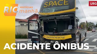 Motorista de ônibus fica preso nas ferragens após batida entre dois ônibus em Curitiba